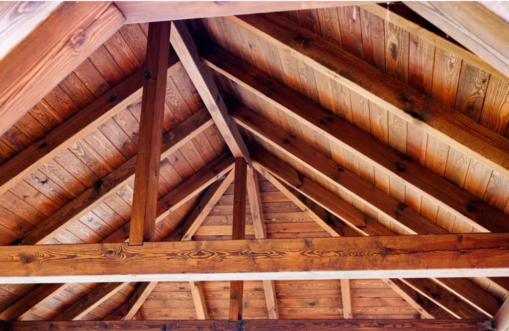 Крыша из деревянного бруса.jpg